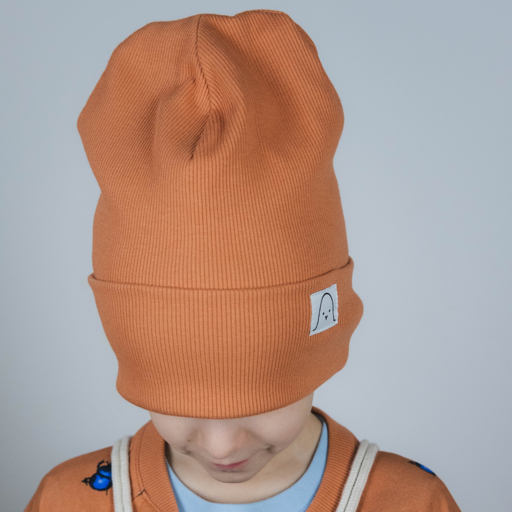 With some left-over organic rib fabric, we saw the possibility to create something new to complete the outfit: a skater-styled beanie.