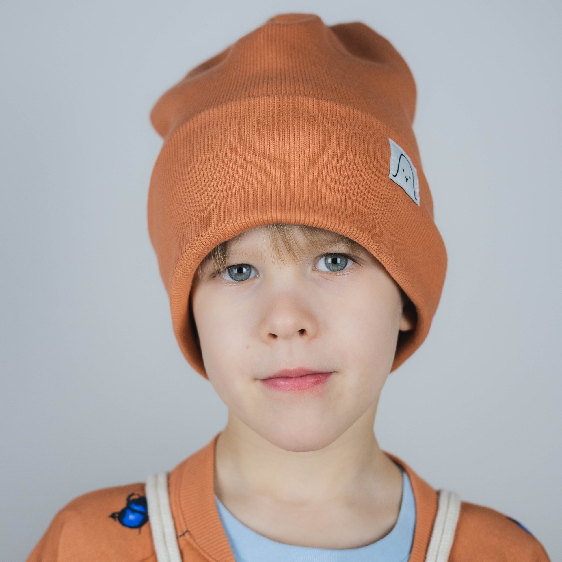 With some left-over organic rib fabric, we saw the possibility to create something new to complete the outfit: a skater-styled beanie.